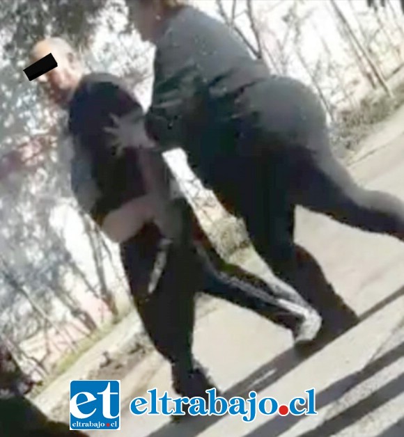 El registro audiovisual daría cuenta que el agresor mantenía en sus manos un cuchillo.
