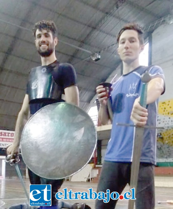 PODER TRASANDINO.- Aquí les presentamos a la primera delegación internacional desde Argentina, pertenecen al Círculo de Esgrima Histórica Cruz del Sur, Ezequiel Pellegrini y Fede Suárez.