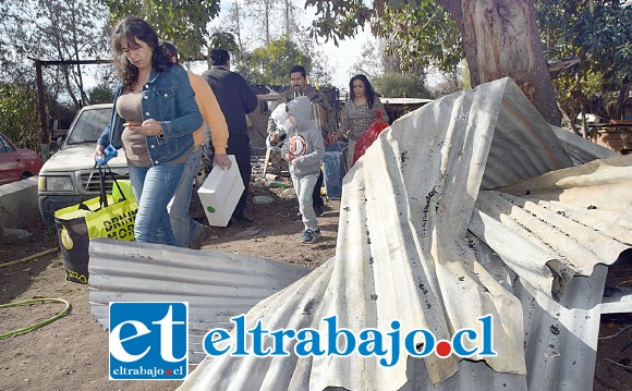 AYUDA EN CAMINO.- Rápidamente las manos amigas fueron y siguen llegando para traer ayuda a esta familia siniestrada.