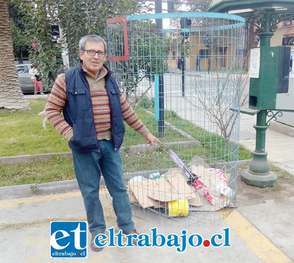 Para dejar limpio el entorno tuvieron que depositar en el interior del aparato la basura.