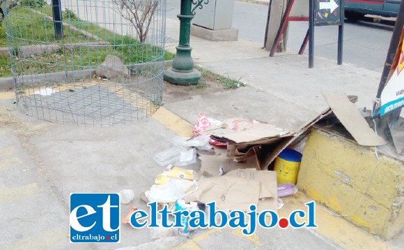 En la imagen se aprecia la basura que queda por las noches y que sería dejada por los operarios que retiran las botellas plásticas, asegura el denunciante.