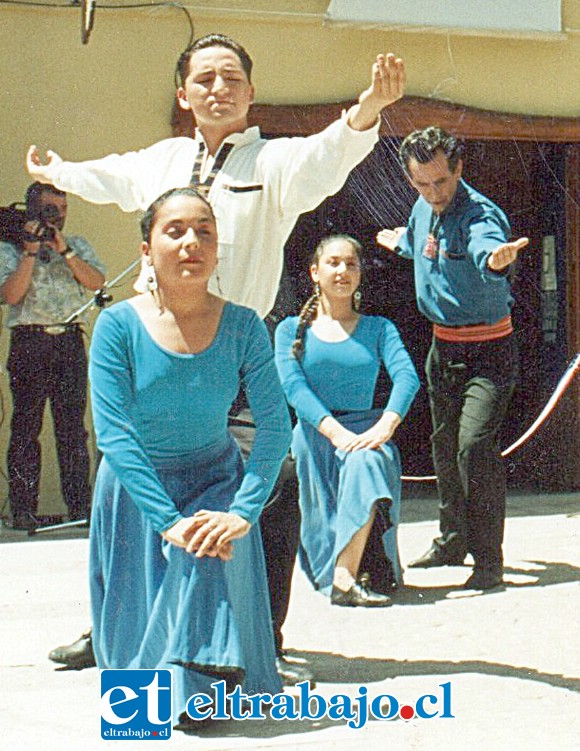 FUE BAILARÍN.- Así lucía Carlos Calderón en sus años mozos, cuando se mostraba como gran bailarín.