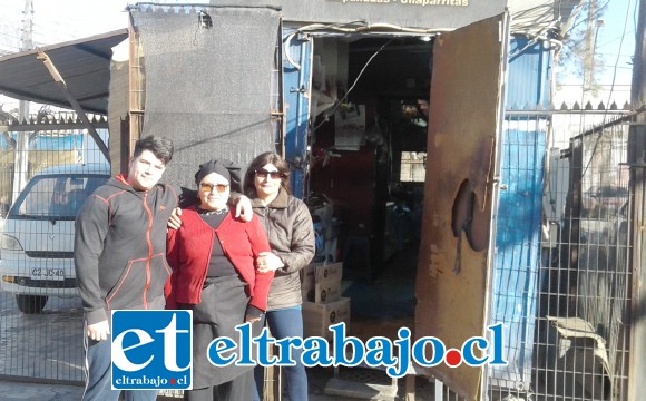 Mable Nochez (al centro) frente a su kiosco con personal que labora con ella en el día a día.