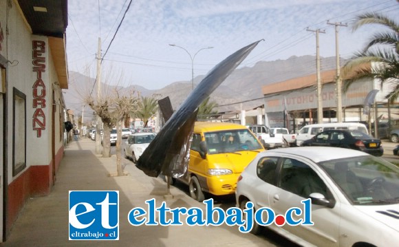 Algunos comerciantes de Avenida Maipú, entre Santo Domingo y Freire, pusieron banderas en sus establecimientos comerciales, preocupados con la prohibición de estacionamiento.