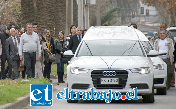 LO DESPIDIERON.- Una extensa muchedumbre de amigos y familiares caravana acompañó los restos mortales del extinto empresario en su último viaje al Más Allá.