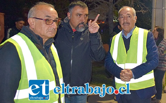 Gabriel Navarro (al centro), encargado de la Unidad operativa de Control de Tránsito Regional, trabajó con su equipo junto al alcalde sanfelipeño Patricio Freire.