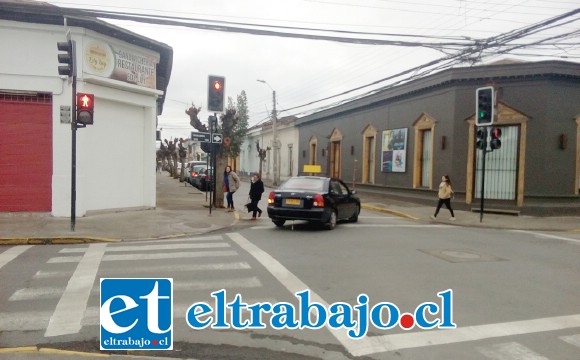 Un taxi colectivo doblando por Freire hacia el oriente, en una imagen que aún cuesta acostumbrarse a ver circulando en el sentido opuesto al que le conocimos toda la vida.