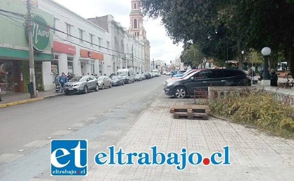 Este era el panorama en calle Prat durante la mañana de ayer.