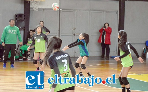 SOLIDEZ DEPORTIVA.- Con uñas y dientes estas niñas dieron guerra en este Nacional Federado que se disputó el fin de semana recién pasado en la ciudad de Victoria, en la Novena Región.