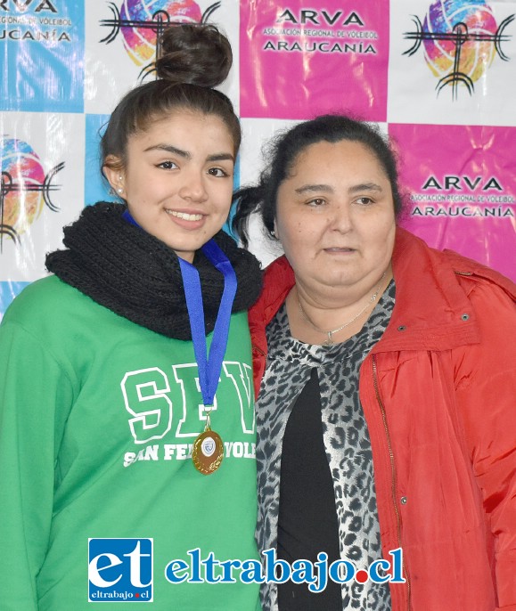 Josefa Peña Muñoz, quien fue premiada como Mejor Bloqueo del torneo, le acompaña Madeleyn Villegas, presidenta de la Asociación de Vóleibol de La Araucanía.