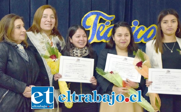 SIEMPRE EL CORINA URBINA.- Las jóvenes recibieron con orgullo su título, el que les faculta para trabajar en cualquier escenario del país.