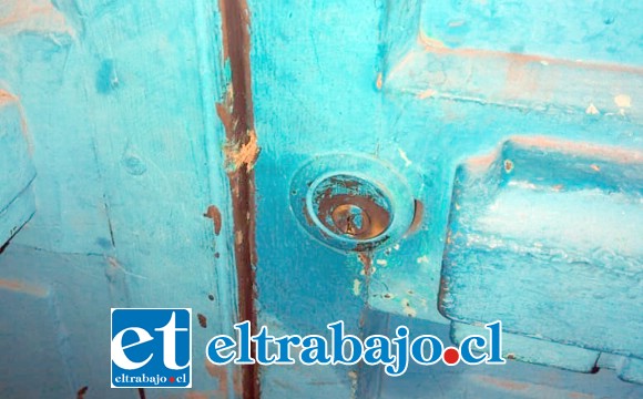 El sujeto intentaba abrir la puerta principal del local comercial ubicado en calle Almirante Latorre de Santa María, lugar donde reside su propietario.