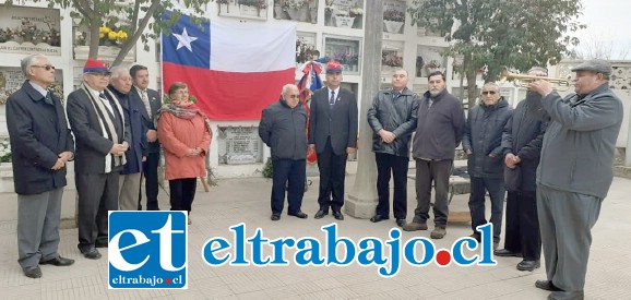 La directiva junto a los socios durante la ceremonia de homenaje a los seis sanfelipeños que participaron de la Guerra del Pacífico.