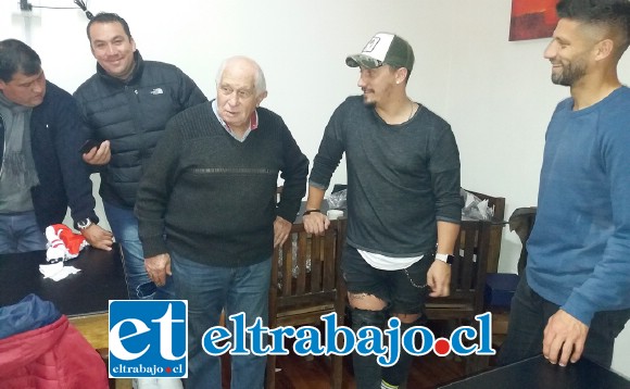David Fernández, Jonathan Domínguez y otros asistentes al evento junto al querido profesor Roberto Mariani.