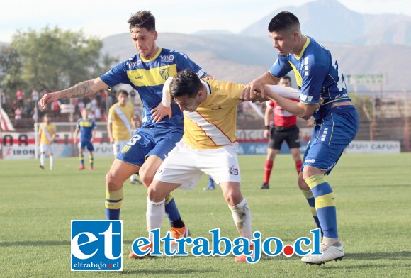 El volante Bryan Cortés intenta sobrepasar a Roberto Reyes. (Foto: Jaime Gómez Corales)