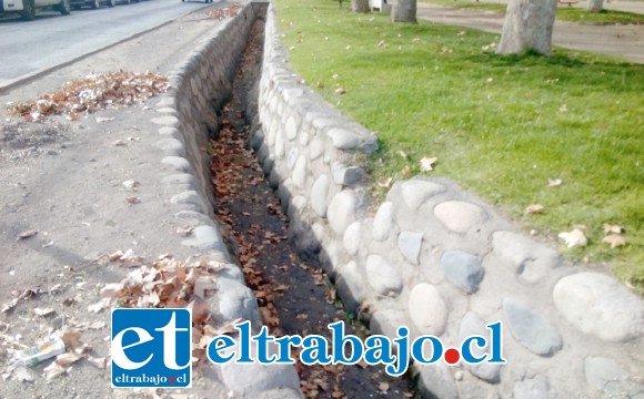 Lo mismo ocurre con la acequia del costado norte, también sin agua.
