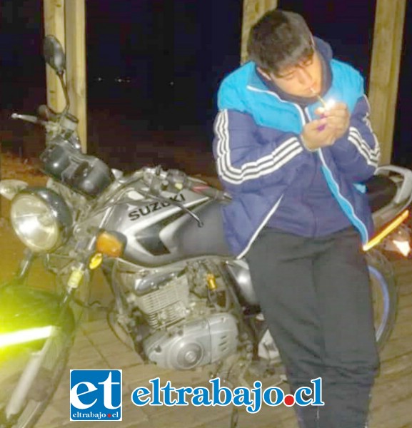 El joven Bastián junto a su motocicleta, en una foto difundida por redes sociales.