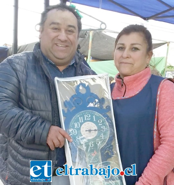 MUCHO TRABAJO.- Guillermo Lillo Vivar, uno de los organizadores del solidario evento, aquí lo vemos recibiendo un premio de una comerciante sanfelipeña.