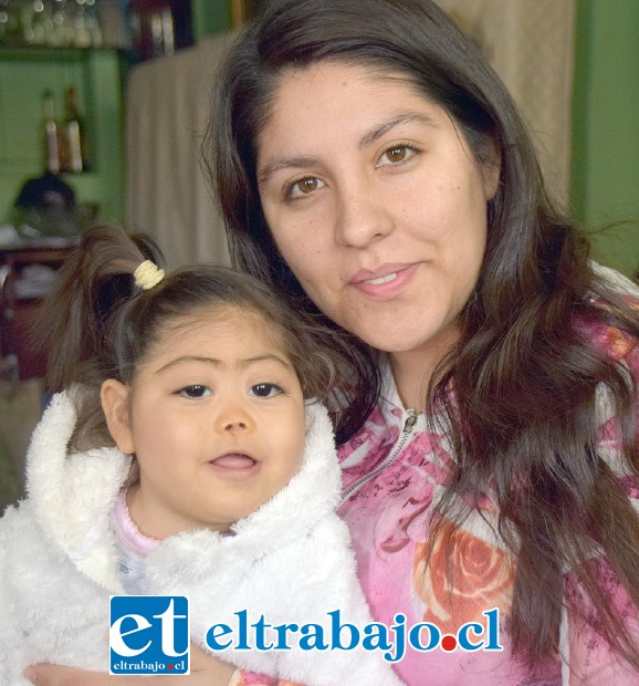 BINGO PARA ELLA.- Aquí tenemos a la pequeñita Emma Pulgar, con su amorosa madre Natalia Frías.