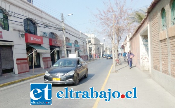 Un colectivo pasando por Portus, una de las calles que al no contar con estacionamiento registra un paso totalmente fluido de vehículos.