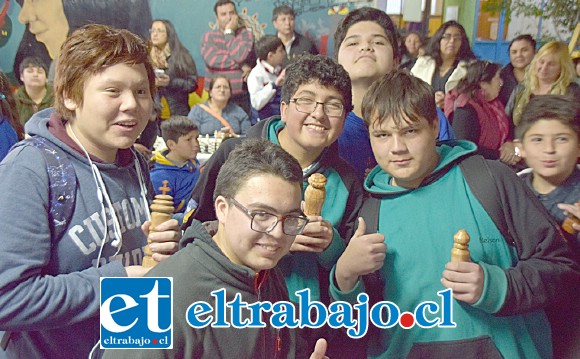MUY ANIMADOS.- Los jóvenes ajedrecistas se mostraron muy contentos al saber que saldrían publicados en Diario El Trabajo.