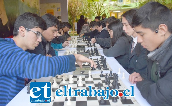 SILENCIO ABSOLUTO.- Nada pudo desconcentrar a estos ajedrecistas durante las partidas que disputaron en este torneo.