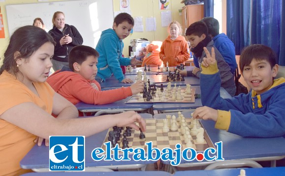 ELLAS TAMBIÉN.- Las niñas también dieron mucha pelea en este campeonato, en ajedrez la edad no importa, sólo ganan los que aprovechan mejor los errores del contrincante.