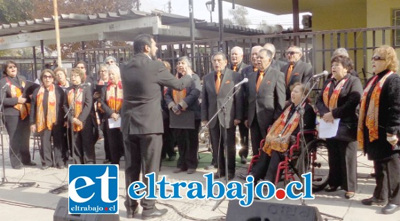 CORISTAS LISTOS.- Desde hace varias semanas estos coristas sanfelipeños ensayan y mejoran para poder lucirse en el 20º Encuentro Latinoamericano de Coros de Adultos Mayores de Argentina 2019.