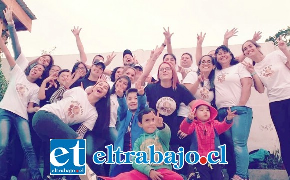 HUELLAS DE LEÓN.- Aquí tenemos a varios socios fundadores del proyecto, niños, jóvenes y adultos que siguen el legado de la donación.