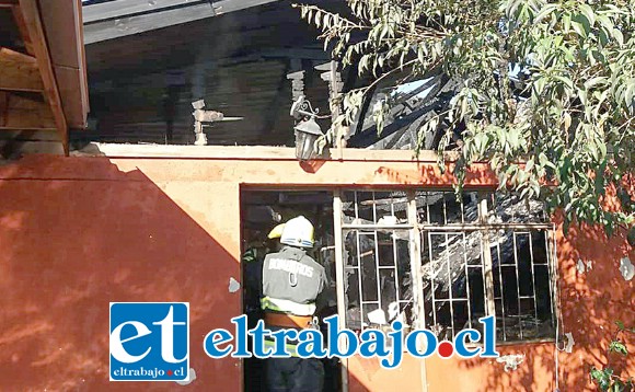 Una de las viviendas dañadas por el fuego declarado la mañana de ayer lunes.