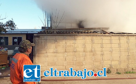 Personal de Bomberos de la comuna de Santa María evitó que el fuego se siguiera desplazando hacia la vivienda colindante, resultando con daños en la techumbre.
