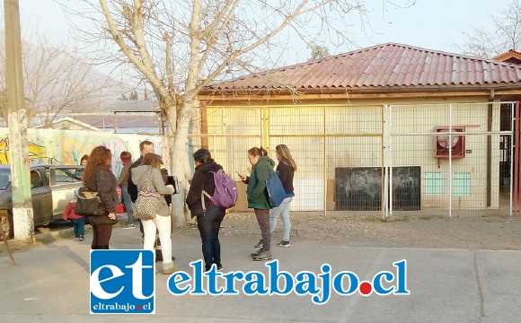 Las ‘tías’ del Jardín ‘Los Pingüinitos’ en las afueras del establecimiento.