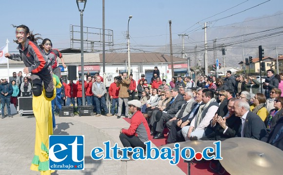 ARTE URBANO.- Estudiantes zanquistas del Taller de Circo-Teatro de la Escuela José Antonio Manso de Velasco, presentaron una rutina de acrobacias y piruetas sobre zancos a 3 metros de altura, dirigidos por el profesor Mauricio Fernández.