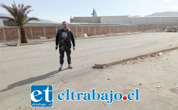 Este es el lugar donde estaría instalada la nueva planta de revisión técnica, en la imagen el presidente Miguel Torres del condominio Peumayén.