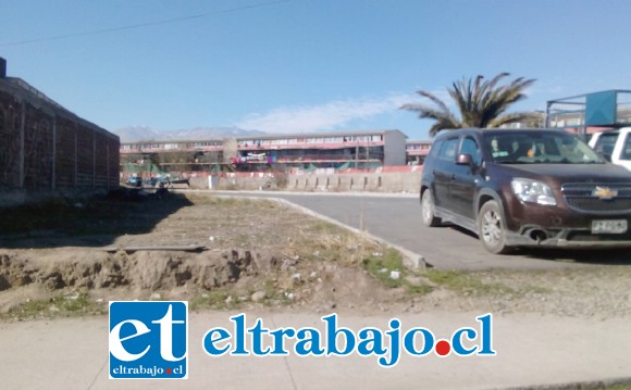 En este lugar iba a quedar situada la nueva planta, la cual debido a los graves problemas de congestión que provocaría en una arteria bastante saturada como Encón, debió desistir de instalar aquí.