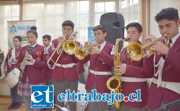 BANDA DE LUJO.- La banda instrumental del Colegio Alonso de Ercilla estuvo a cargo de dar ambiente sonoro a la actividad.