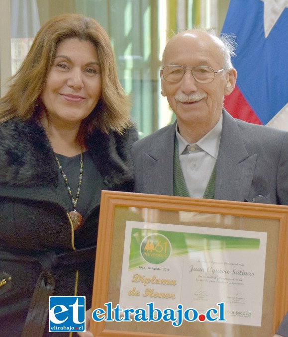 JUANITO REGALONEADO.- Aquí vemos a Juanito Aguirre, uno de los socios fundadores de Sanfecoop, recibiendo un reconocimiento por parte de la cooperativa. Se lo entrega la presidenta del Consejo de Administración de Sanfecoop, Leyla Vega Olivero.