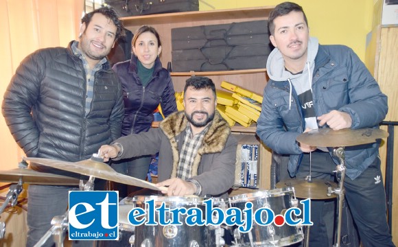 PROFES TAMBIÉN.- Aquí tenemos a cuatro de los ocho profesores que estarán acompañando a los escolares en su gira.