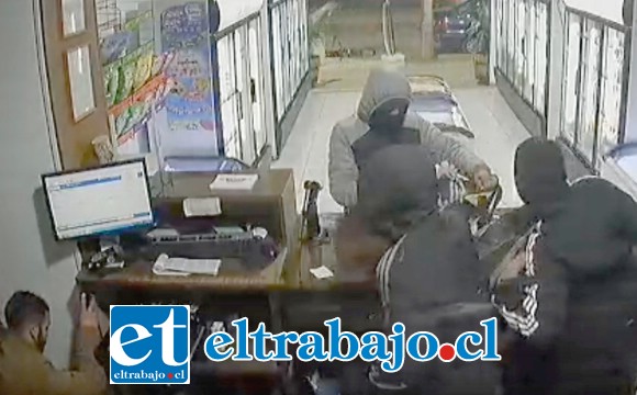 En segundos los sujetos lograron apoderarse de dinero en efectivo, licores y cajetillas de cigarrillos.