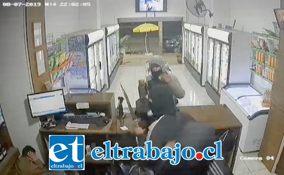 Obtenido el botín los delincuentes huyeron hasta su domicilio ubicado en la población Chorrillos de San Felipe.