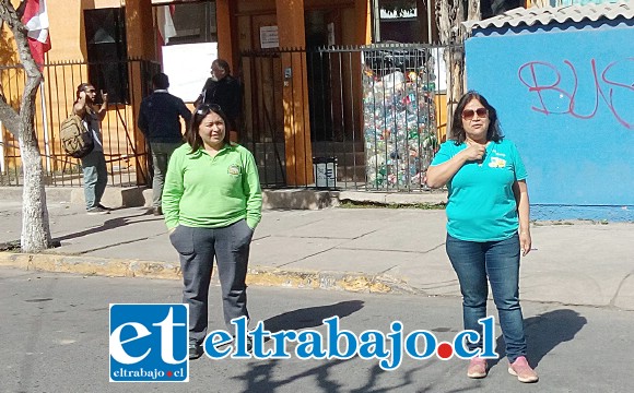 Las tías Patricia y Danitza ‘guardando’ estacionamiento.