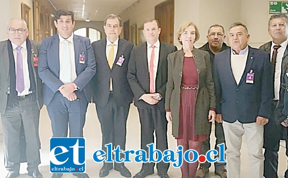 La reunión se llevó a efecto en la sala de Ministros del Congreso Nacional, con los representantes de los camioneros y colectiveros de la provincia de San Felipe, acompañados del diputado Luis Pardo y los concejales Mario Villanueva y Christian Beals.