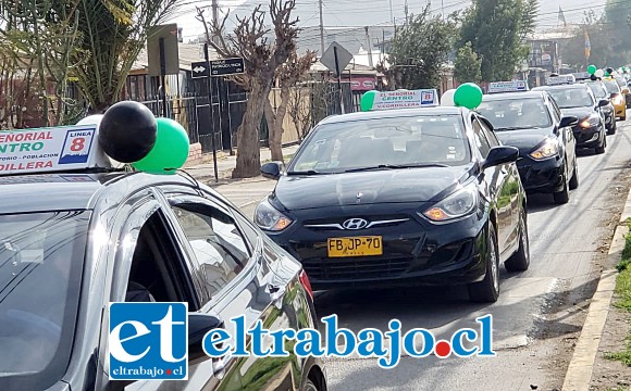 Los taxis colectivos paseando por distintas calles de San Felipe celebrando su día.