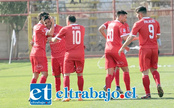 Parte de los jugadores celebra la apertura de la cuenta por parte de Luciano Romero. (Foto: Jaime Gómez Corales)