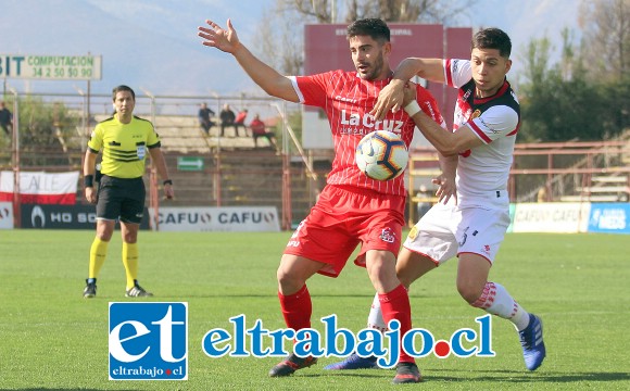 Mientras estuvo en el campo de juego, la movilidad y potencia de Lautaro Palacios fue un problema sin solución para la zaga maulina. (Foto: Jaime Gómez Corales)