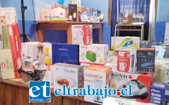 MUCHOS PREMIOS.- Gracias a los premios donados por nuestros lectores este Bingo resultó todo un éxito para este vecino sanfelipeño.