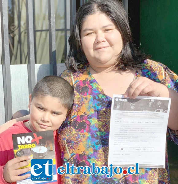Otra socia muestra su formulario.
