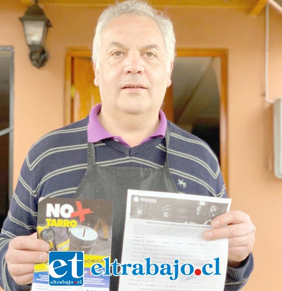 Carlos, conocido garzón de La Ruca, muestra orgulloso el formulario de socio cooperador. (@preludioradio)