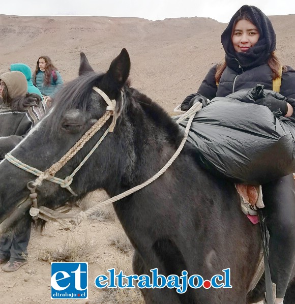 UN GRAN TRABAJO.- Esta niñas cargó en este caballo una de las bolsas con botellas y desechos sólidos.