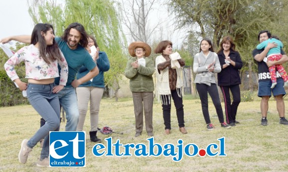 CUECAZO FAMILIAR.- Muchos vecinos hasta en el patio de su casa improvisaron su cuecazo familiar, no hubo límites para pasarlo bien.
